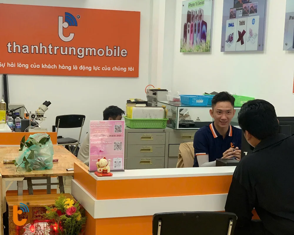 Nhân viên tư vấn tận tình tại Thành Trung Mobile