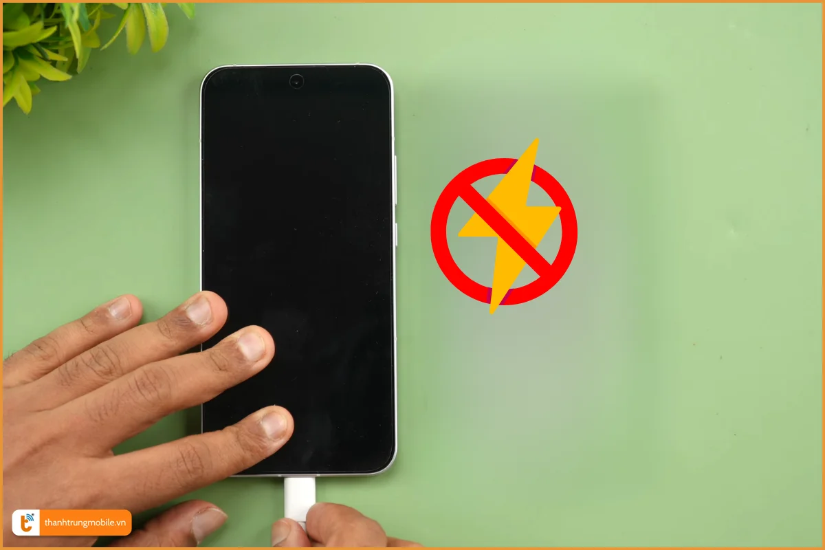 OPPO Reno13 5G ghim cáp nhưng không nhận sạc