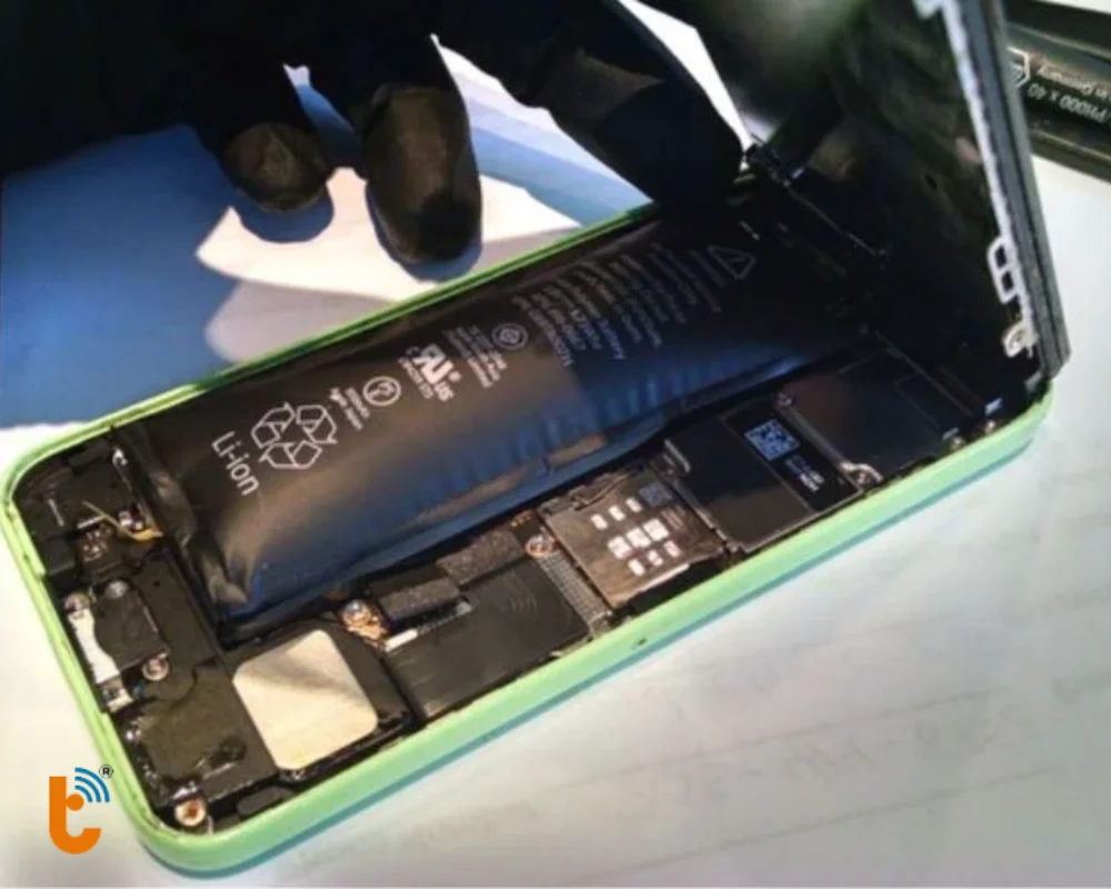 Pin bị phồng hoặc vỏ máy cong