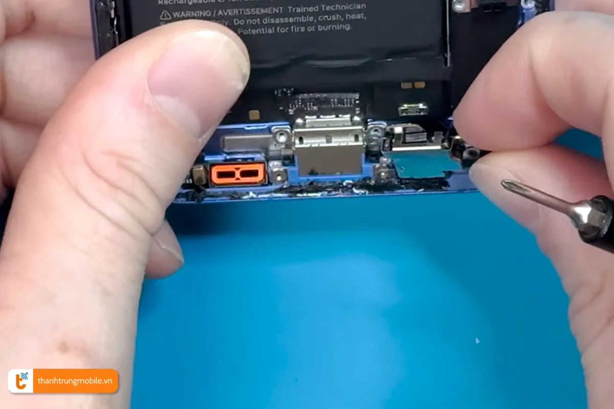 Quá trình thay mới chân sạc iPhone 16 chuyên nghiệp