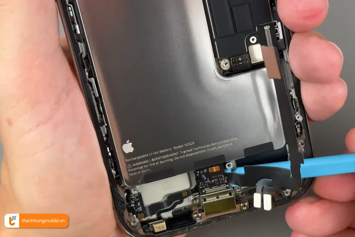 Quá trình thay mới chân sạc iPhone 16 Pro tại Thành Trung Mobile