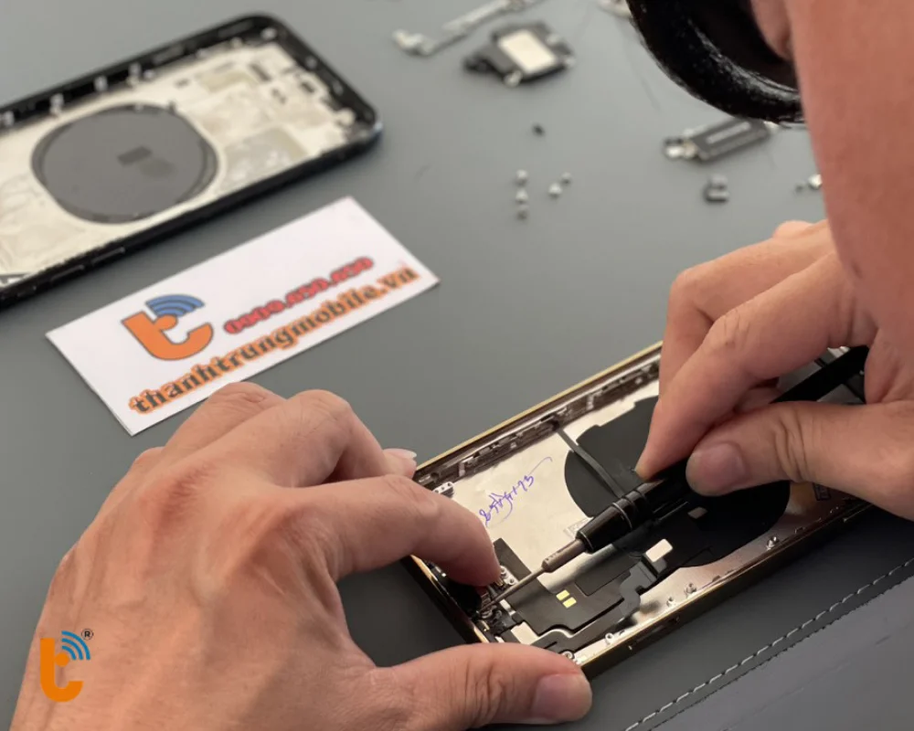 Quan sát quy trình thay pin tại Thành Trung Mobile