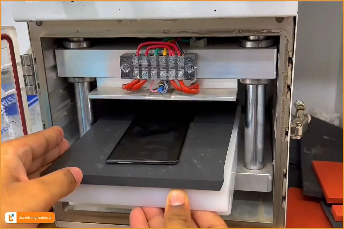 Quy trình ép kính Google Pixel 9 Pro Fold