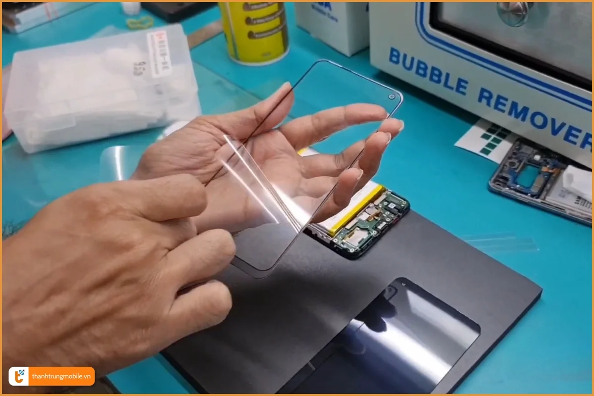 Quy trình ép kính Realme 8