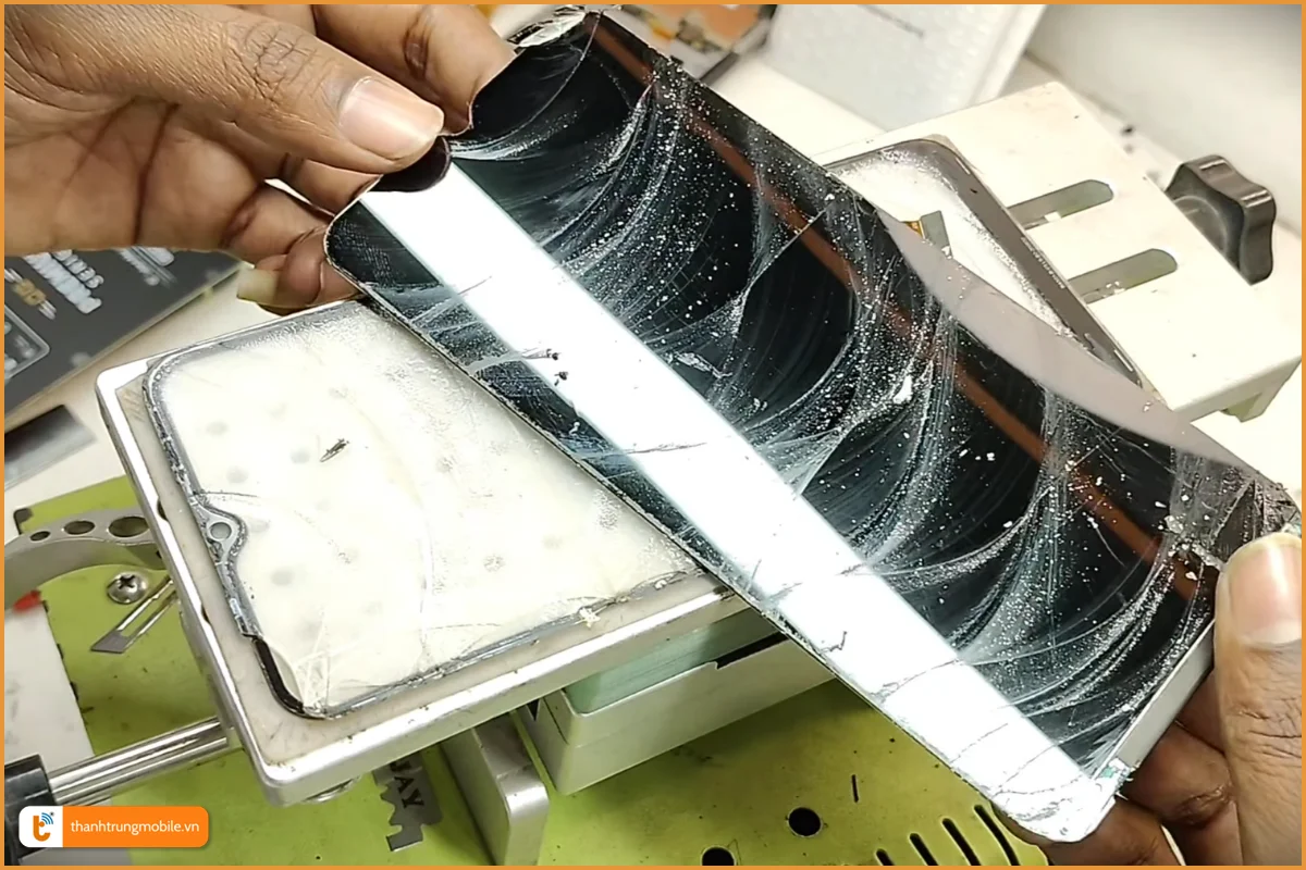 Quy trình ép kính Realme Note 60 chuyên nghiệp