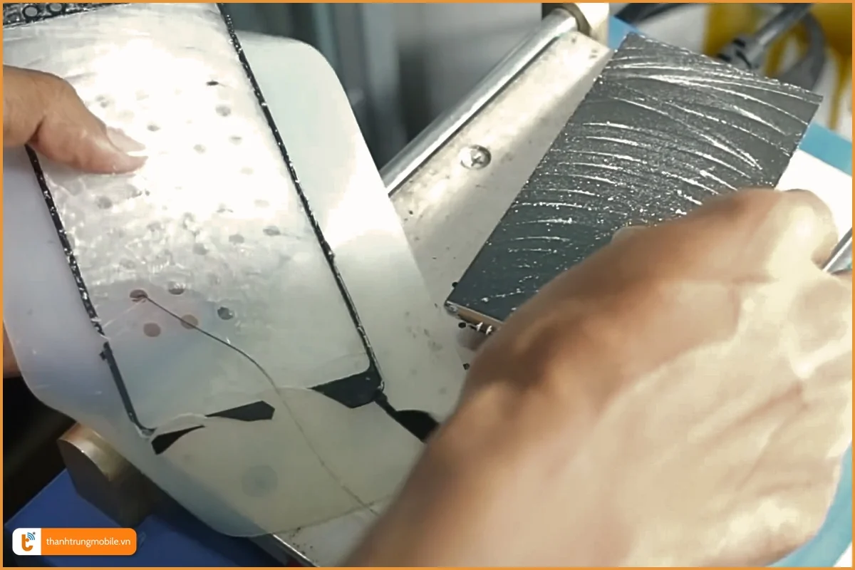 Quy trình ép kính Samsung Galaxy A8 chuyên nghiệp