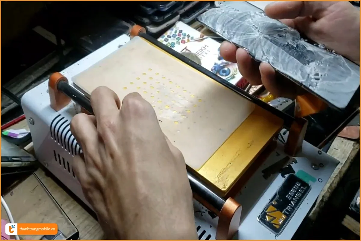 Thay mặt Kính Samsung M13