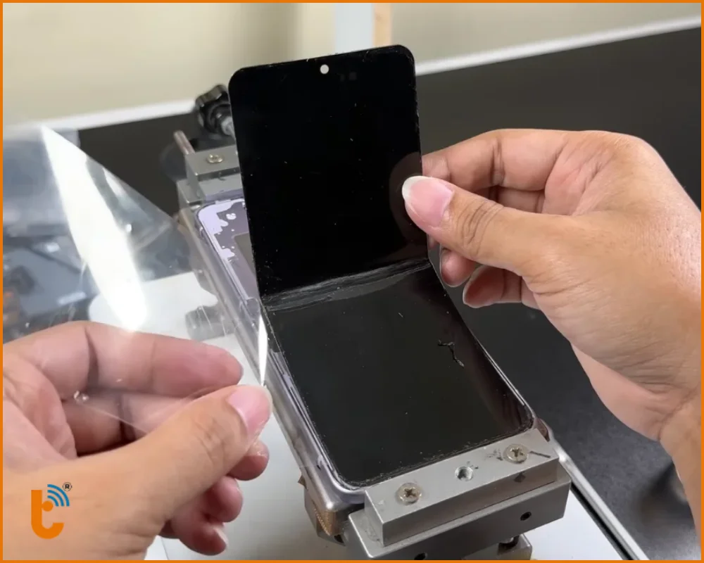 Quy trình ép kính Samsung Z Flip 2 chuyên nghiệp tại Thành Trung Mobile