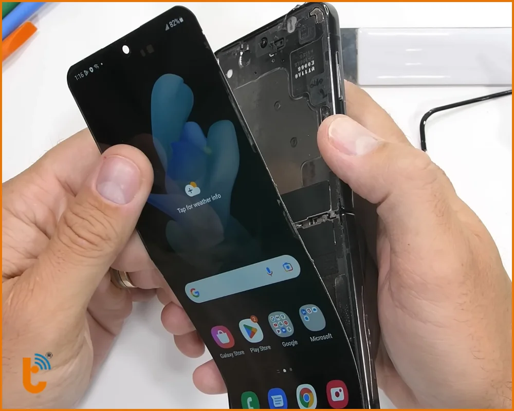 Quy trình ép kính Samsung Z Flip 4 chuyên nghiệp tại Thành Trung Mobile