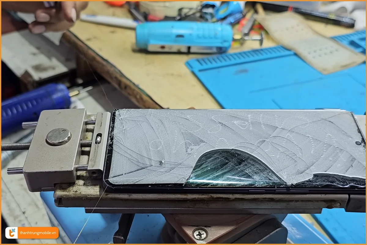 Quy trình ép kính Vivo V40 chuyên nghiệp