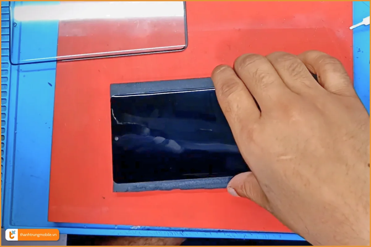 Quy trình ép kính Vivo V40 lite chuyên nghiệp