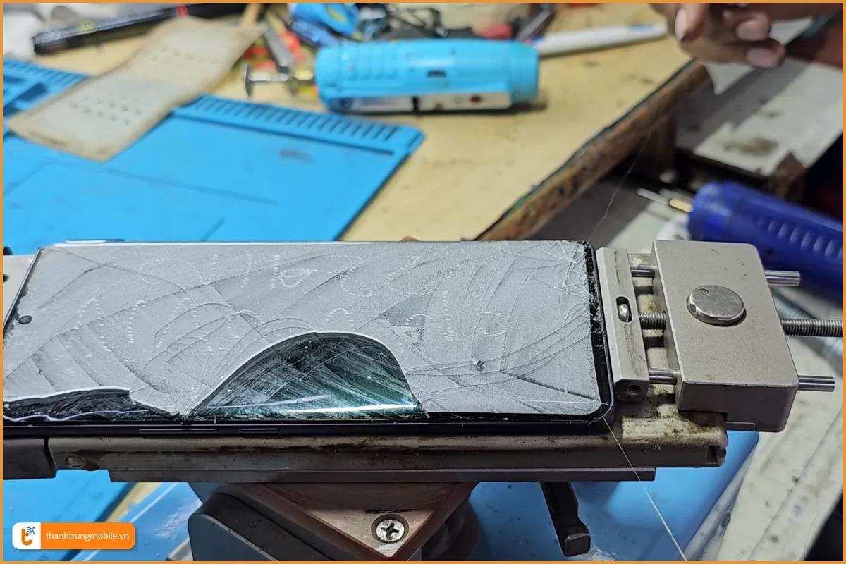 Quy trình ép kính Vivo V40 Pro chuyên nghiệp