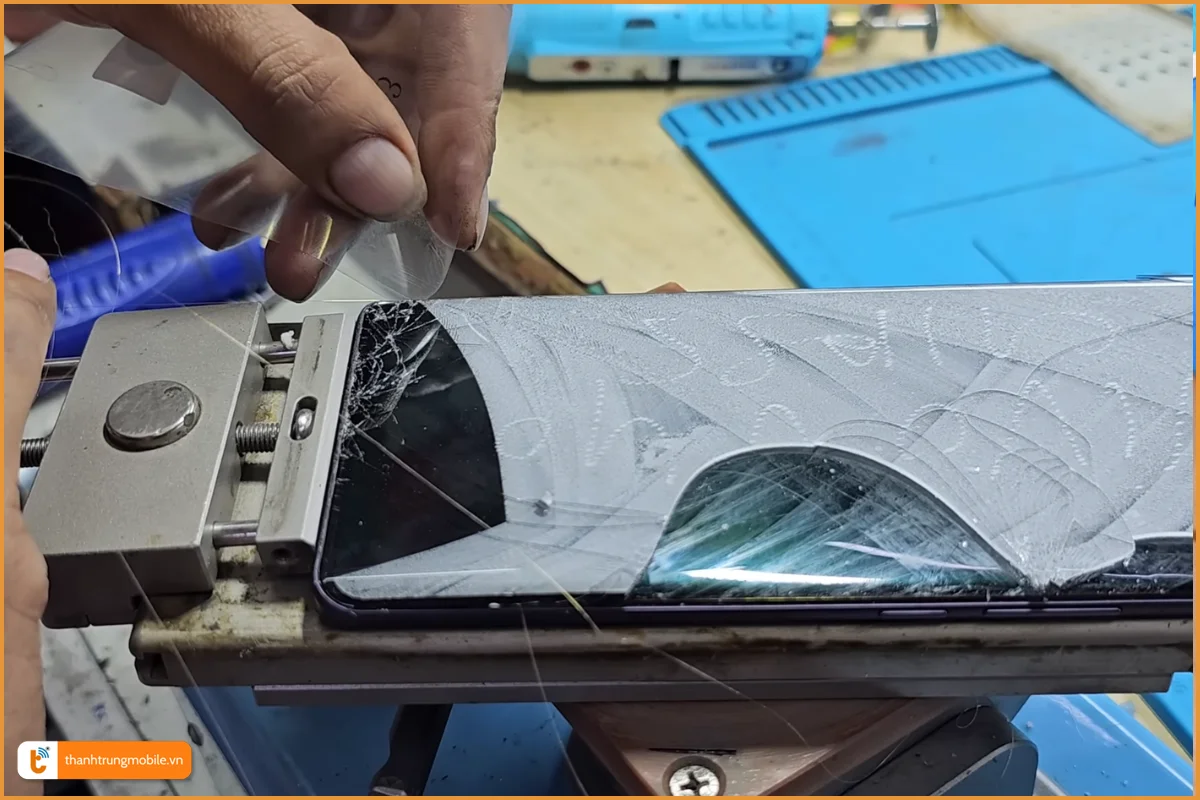 Quy trình ép kính Vivo V50 lite chuyên nghiệp