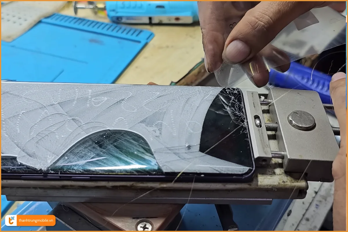 Quy trình ép kính Vivo V50 lite chuyên nghiệp