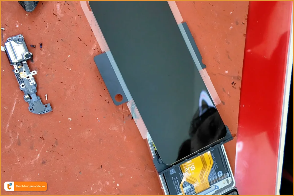 Quy trình ép kính Xiaomi Mix Flip chuyên nghiệp