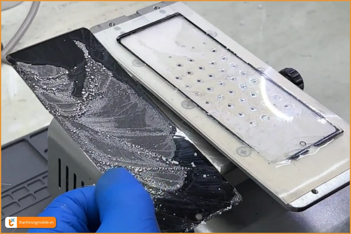 Quy trình ép kính Xiaomi Mix Fold 3 chuyên nghiệp