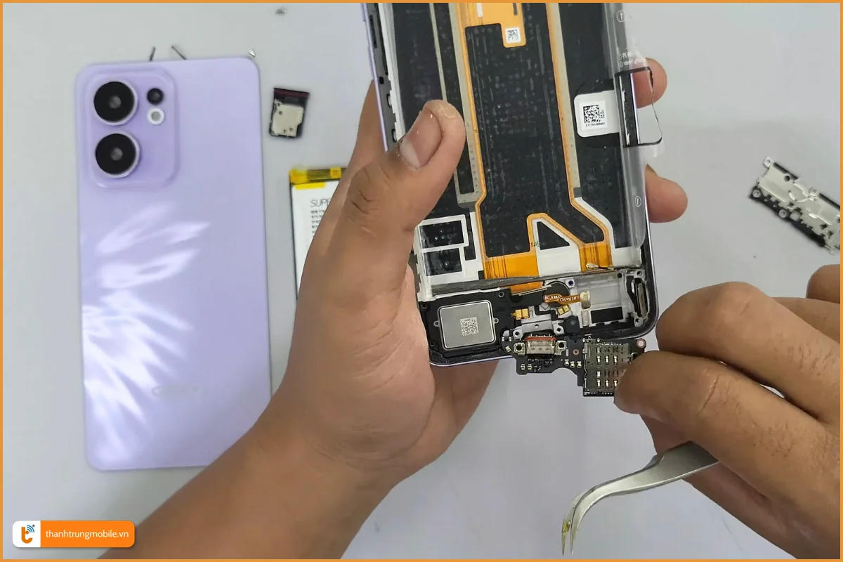 Quy trình thay chân sạc OPPO Reno13 F