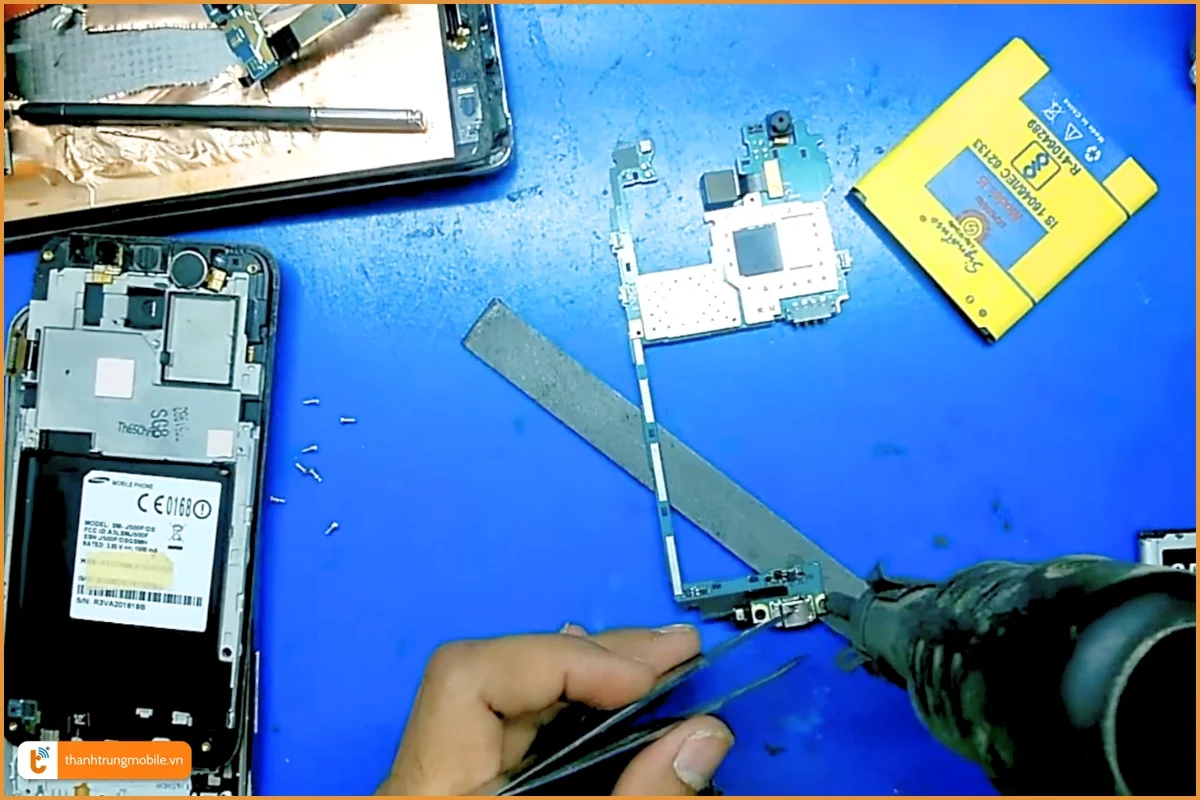 Quy trình thay chân sạc Samsung Galaxy J5