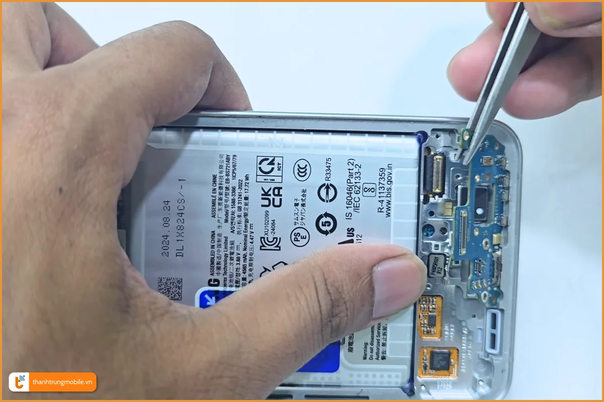 Quy trình thay chân sạc Samsung Galaxy S24 FE