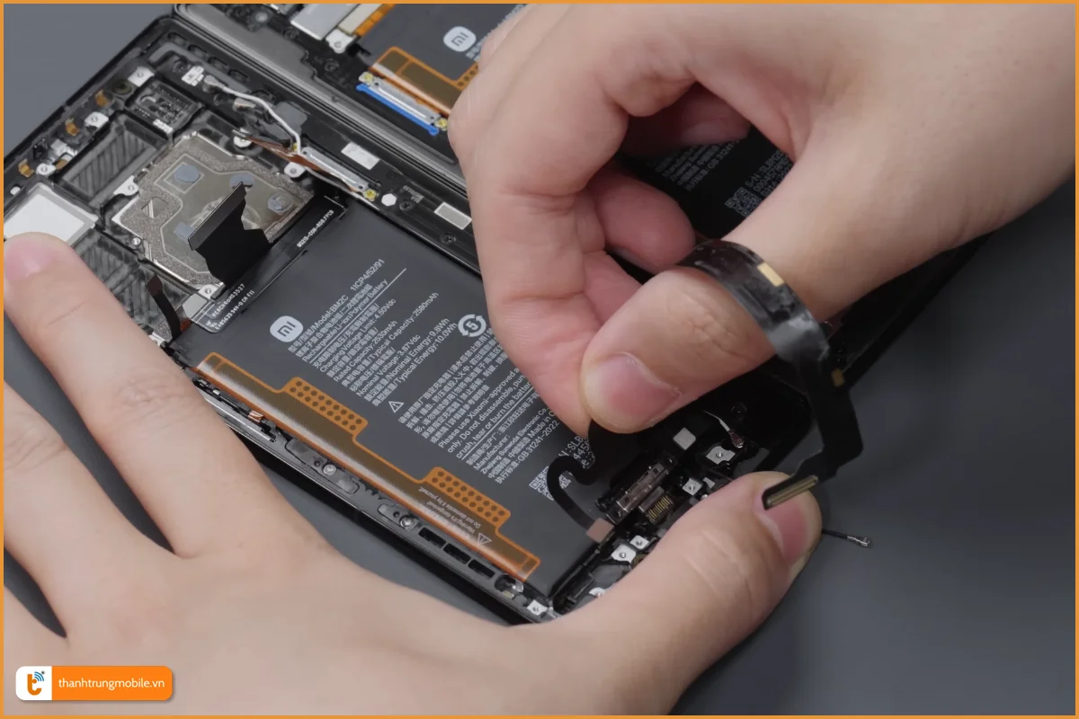 Quy trình thay chân sạc Xiaomi Mix Fold 3