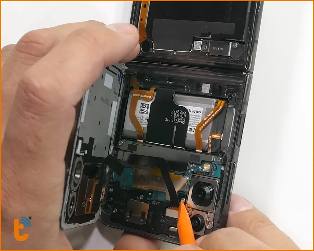 Quy trình thay kính lưng Galaxy Z Flip 3 chuyên nghiệp tại Thành Trung Mobile