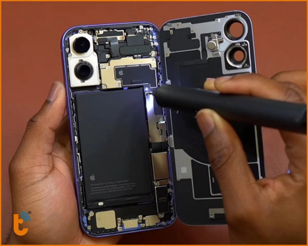 Quy trình thay kính lưng iPhone 16e chuyên nghiệp tại Thành Trung Mobile