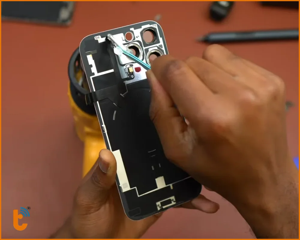 Quy trình thay kính lưng iPhone 17 Pro Max chuyên nghiệp tại Thành Trung Mobile