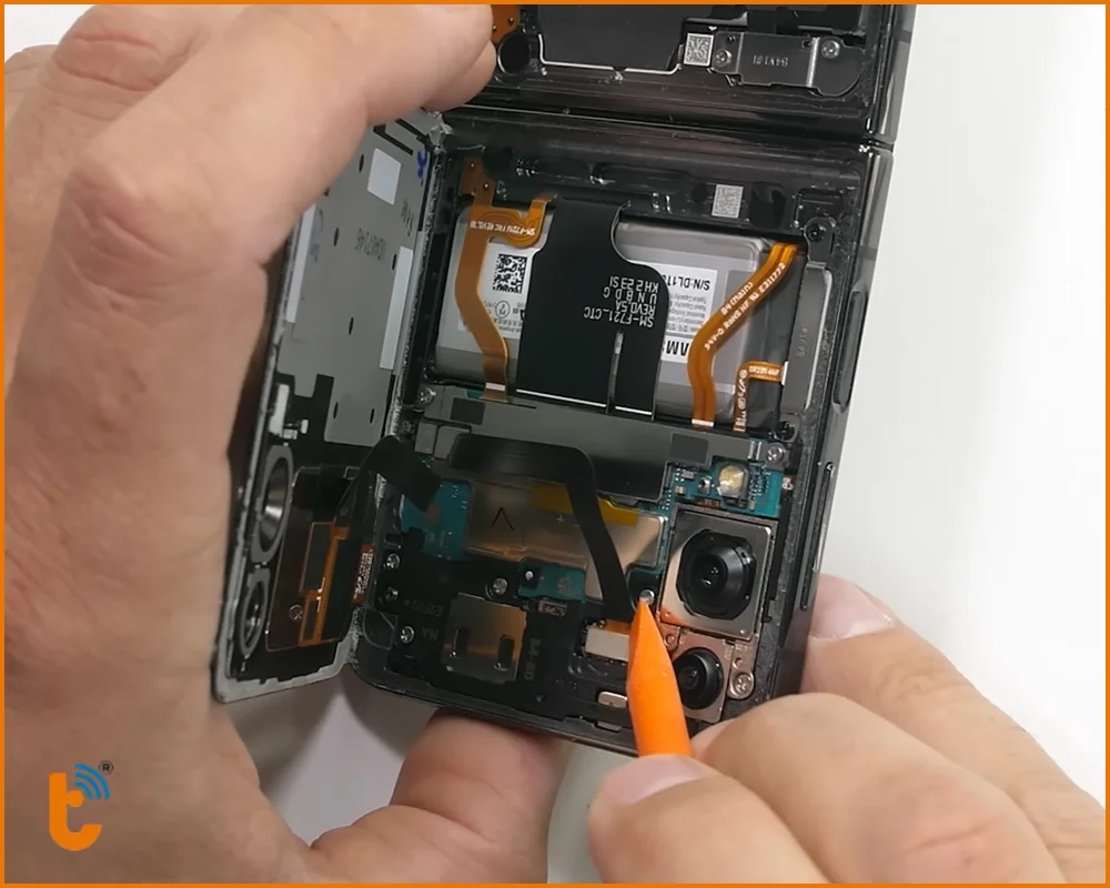Quy trình thay kính lưng Samsung Galaxy Z Flip 6 chuyên nghiệp tại Thành Trung Mobile