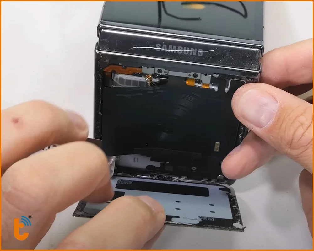 Quy trình thay kính lưng Samsung Z Flip 2 chuyên nghiệp tại Thành Trung Mobile