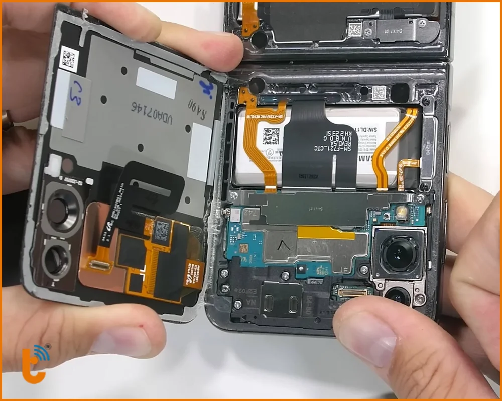 Quy trình thay kính lưng Samsung Z Flip chuyên nghiệp tại Thành Trung Mobile