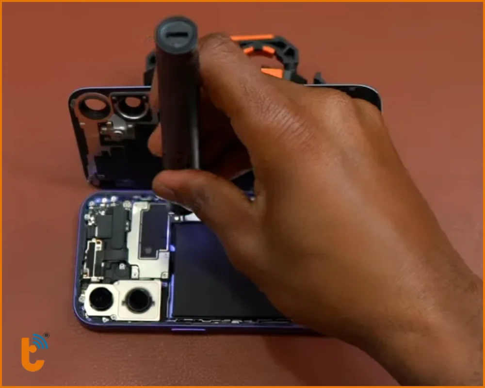 Quy trình thay lưng iPhone 17 Plus chuyên nghiệp tại Thành Trung Mobile
