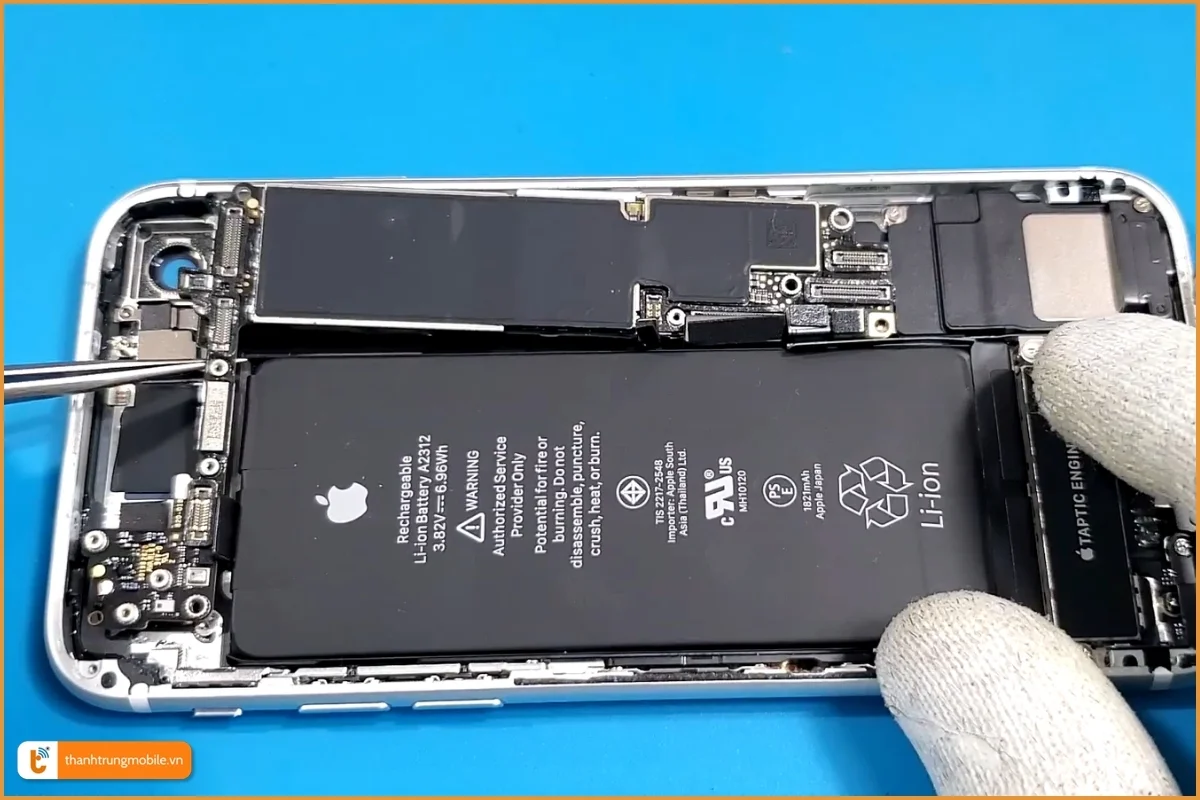 Quy trình thay main iPhone SE 2020 - Thành Trung Mobile