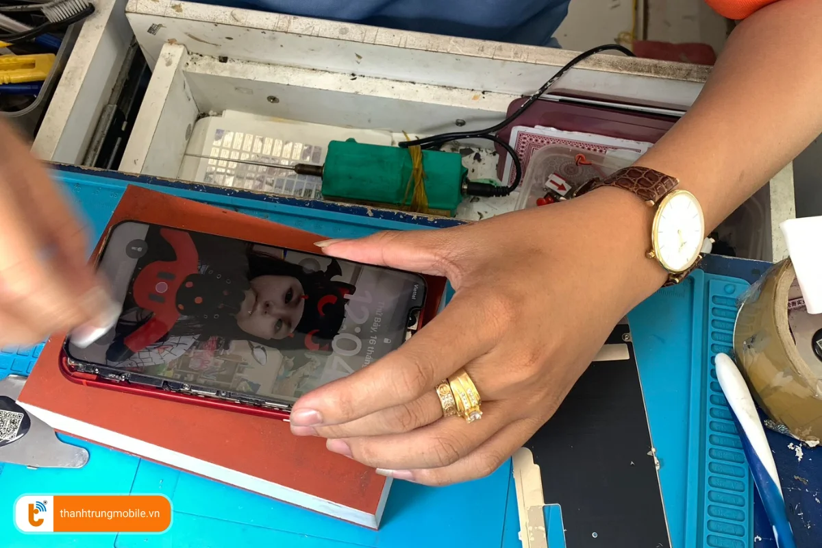 Quy trình ép kính Realme C30 tại Thành Trung Mobile 