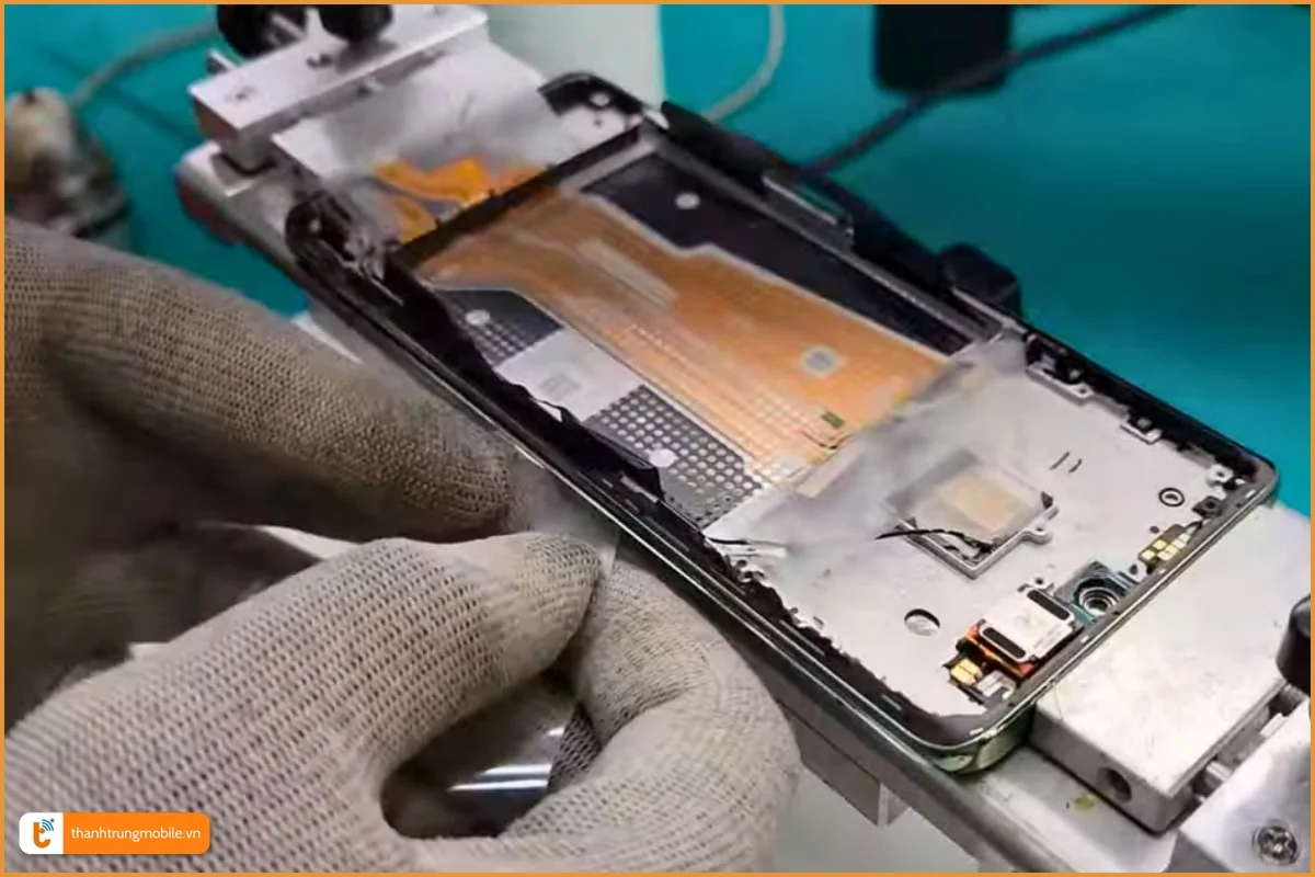 Quy trình thay màn hình Realme Narzo 60 Pro với công nghệ hiện đại