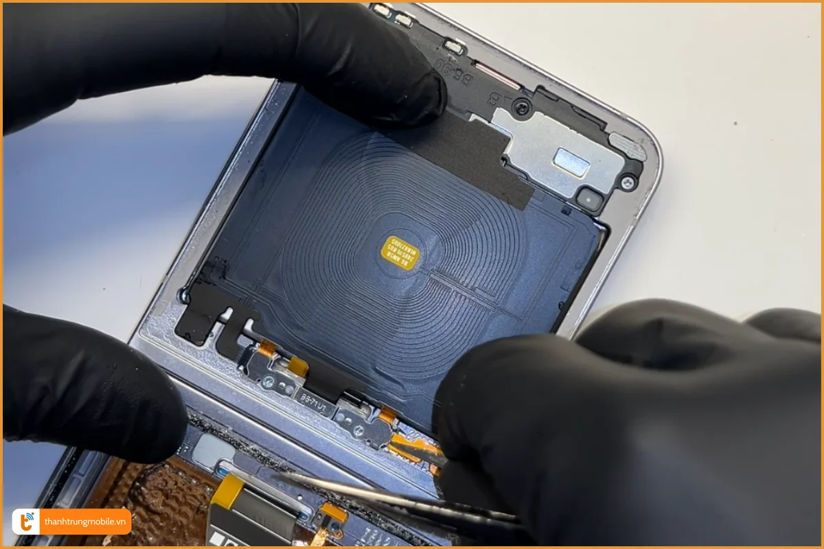 Quy trình thay màn hình Samsung Galaxy Z Flip 6