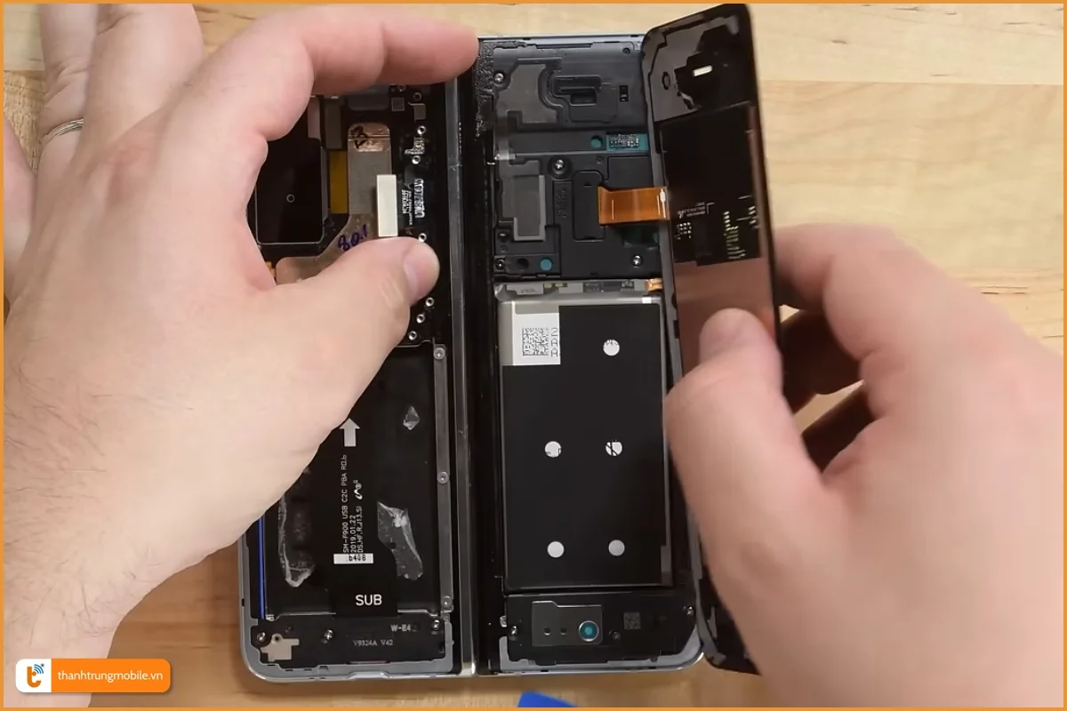 Quy trình thay màn hình Samsung Galaxy Z Fold 6 tại Thành Trung Mobile