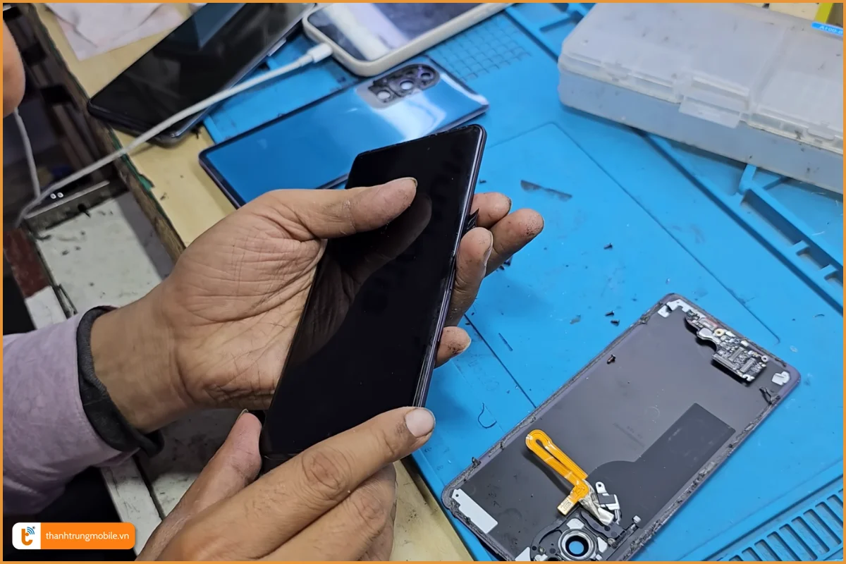 Quy trình thay màn hình Vivo 50 Lite