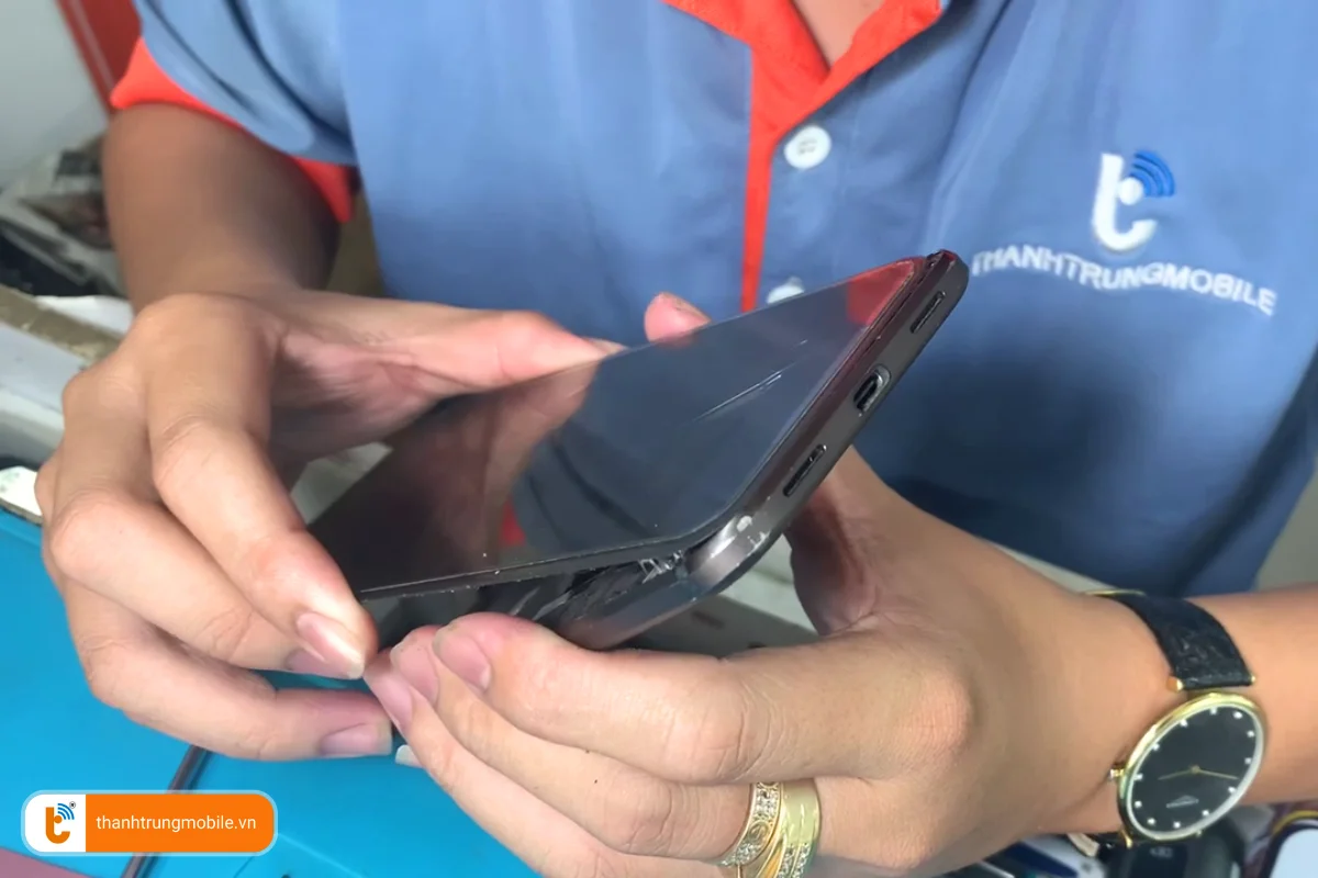 Quy trình thay màn hình Vivo V25 tại Thành Trung Mobile