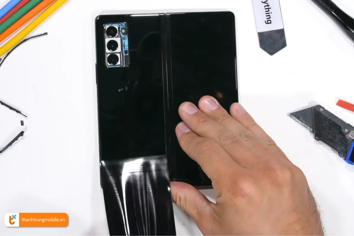 Quy trình thay mặt lưng Samsung Galaxy Z Fold 2 chuyên nghiệp