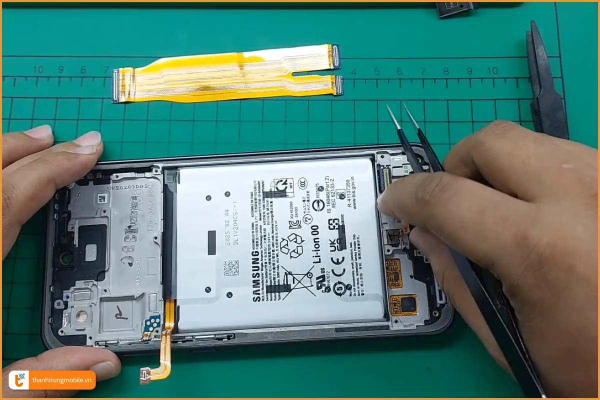 Quy trình thay pin Samsung Galaxy A36 5G