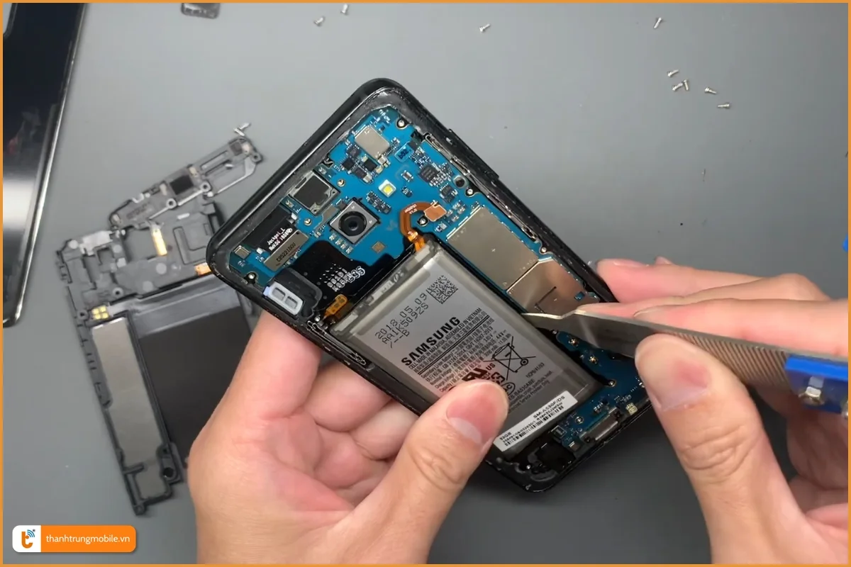 Quy trình thay pin Samsung Galaxy A8 Plus