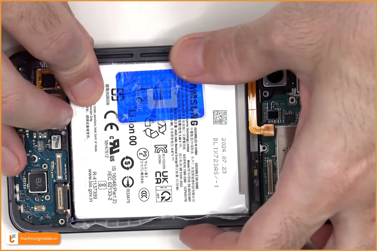 Quy trình thay pin Samsung Galaxy S24 FE