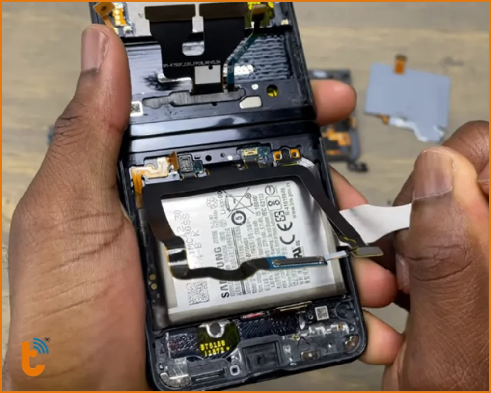 Quy trình thay pin Samsung Z Flip 2 chuyên nghiệp tại Thành Trung Mobile