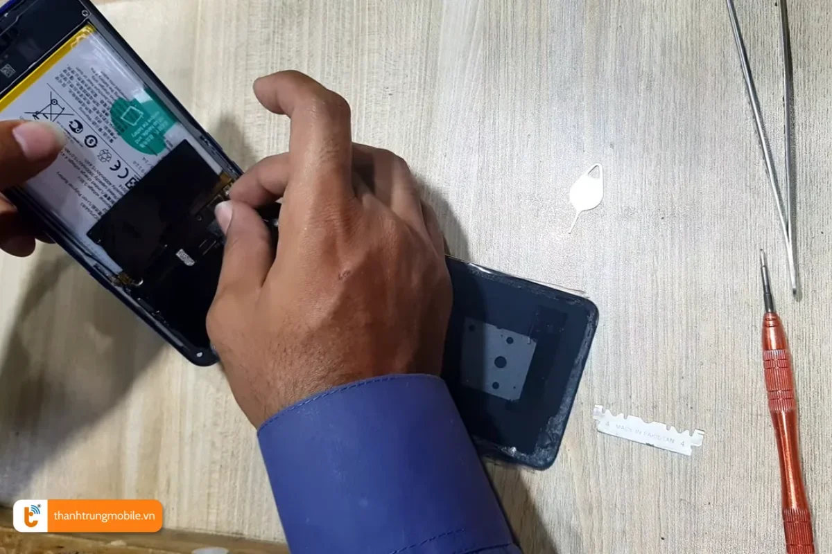 Quy trình thay pin Vivo V24 tại Thành Trung Mobile 