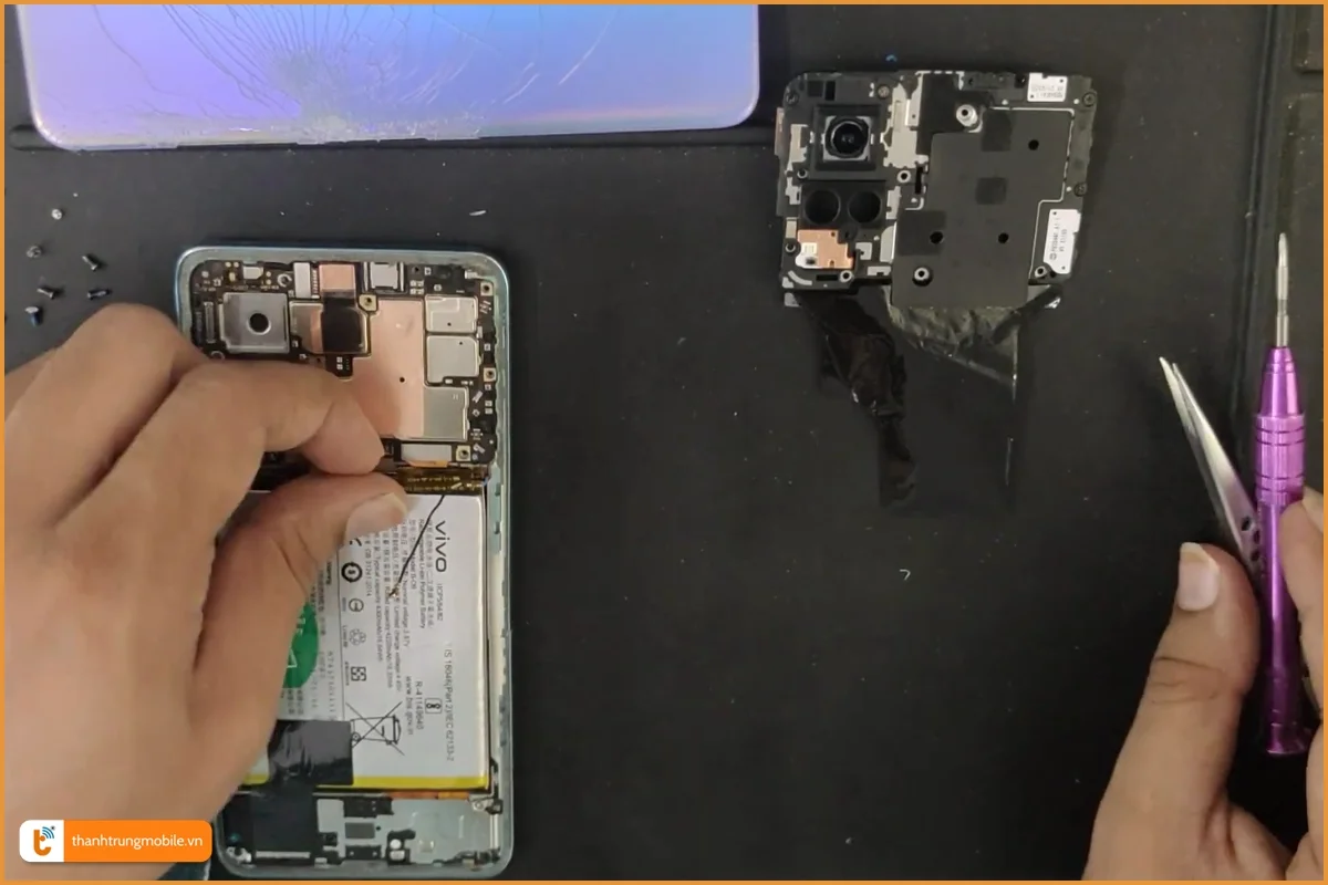 Quy trình thay pin Vivo X60 chuyên nghiệp tại Thành Trung Mobile 