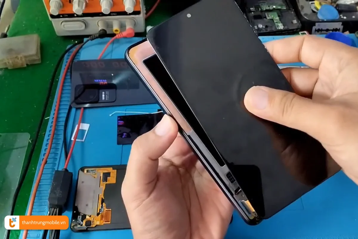 Quy trình thay thế màn hình Xiaomi Poco F4 tại Thành Trung Mobile
