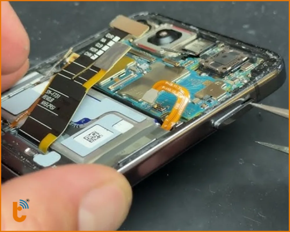 Quy trình thay vỏ Samsung Galaxy Z Flip 5 chuyên nghiệp tại Thành Trung Mobile