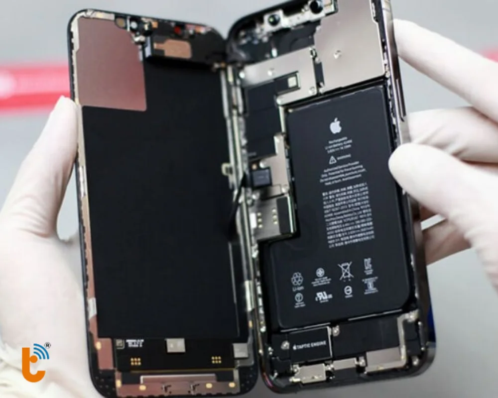 Quy trình thay pin iPhone 12 Pro Max được thực hiện công khai