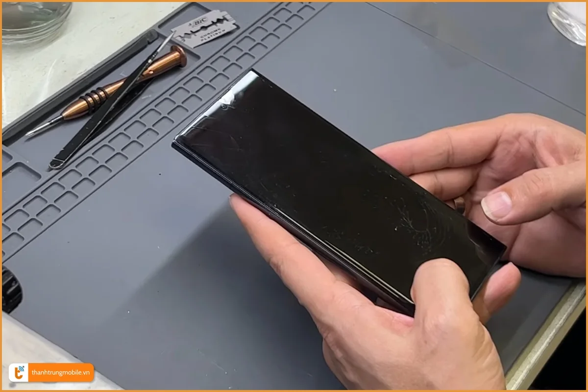 Samsung Galaxy S23 Ultra trầy xước mặt kính