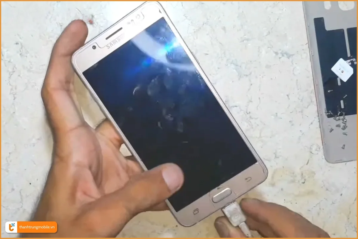 Samsung J5 lỗi chân sạc sạc không vào pin